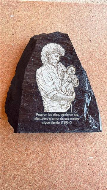 Grabado en piedra natural de una madre con su bebé