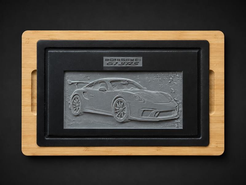 Porsche 911 GT3 RS grabado en placa de metal con marco de madera